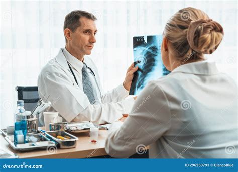 Dottore che esamina un paziente