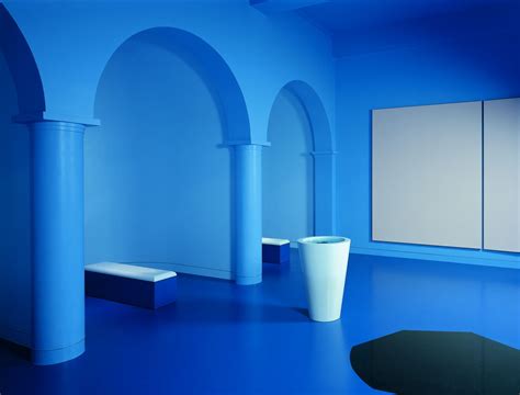 Un'opera di Ettore Spalletti che gioca con sfumature di azzurro e trasparenza