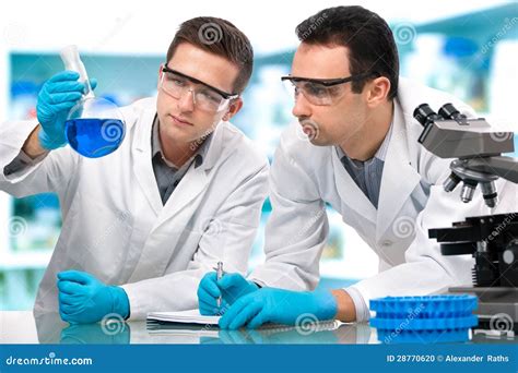 Scienziati che lavorano in un laboratorio di ricerca