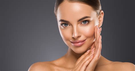 Immagine di una donna con pelle radiosa che applica una crema viso