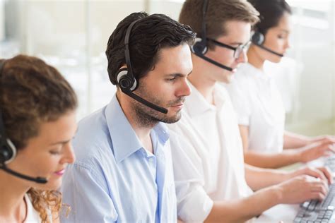 Illustrazione di un team di assistenza clienti sorridente e disponibile