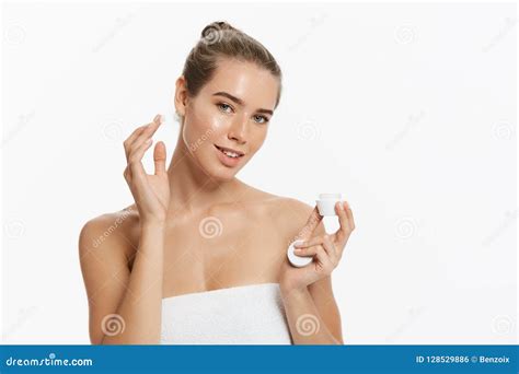 Donna che applica crema su braccia e décolleté