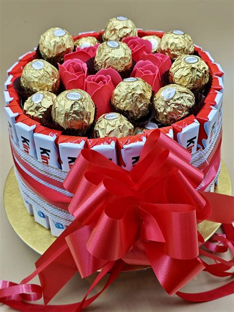 Cioccolatini Ferrero Rocher disposti artisticamente su una torta