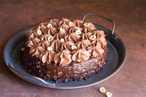 Immagine di una torta al cioccolato con crema e nocciole