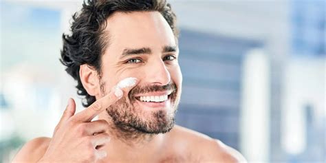 uomo che applica crema sul viso