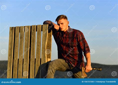 Uomo che si rade con attenzione