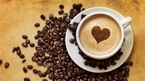 Immagine di chicchi di caffè e una tazzina, simboli di energia e vitalità.