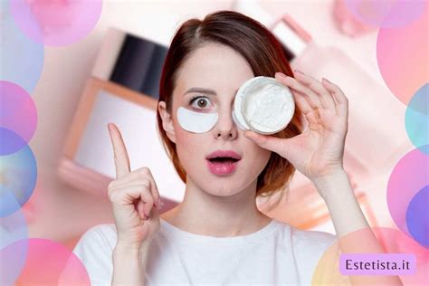 Infografica che illustra i passaggi di una routine per il contorno occhi.