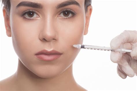 Immagine che mostra l'applicazione di filler all'acido ialuronico sugli zigomi