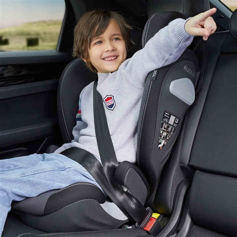 Bambino in seggiolino auto con fantasia Vichy