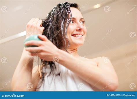 Donna che applica un risciacquo per capelli