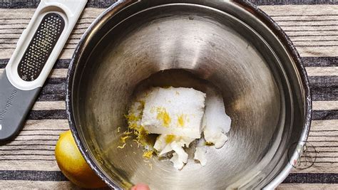 Ciotola con ingredienti per gommage al limone