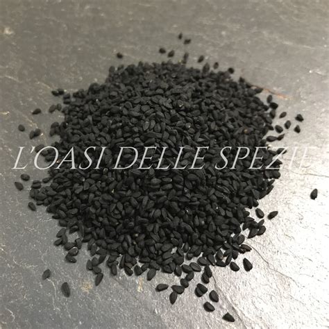 Foglie di cumino nero e pezzi di legno di ebano