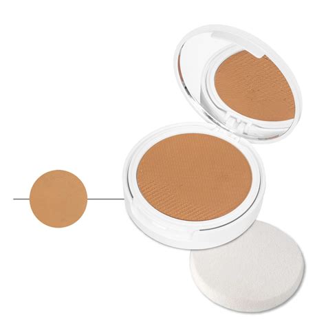 Dimostrazione dell'applicazione del fondotinta compatto Helan con spugnetta asciutta e umida