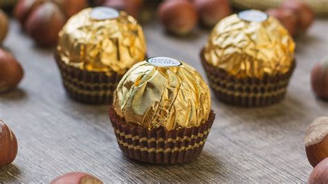 Primo piano di un Ferrero Rocher con la sua copertura di granella