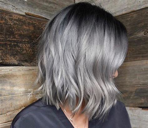 Capelli grigi e bianchi luminosi