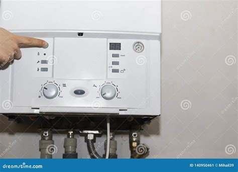 Immagine di una caldaia moderna con pannello di controllo