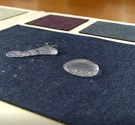 Illustrazione molecolare di un tessuto con trattamento idrorepellente