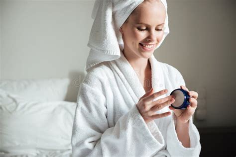 Donna che applica una crema corpo durante la notte