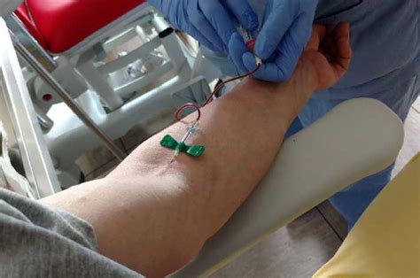 infermiere che esegue un prelievo di sangue