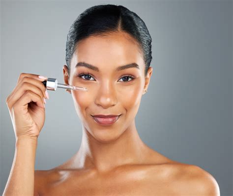 Applicazione di siero all'acido ialuronico sul viso