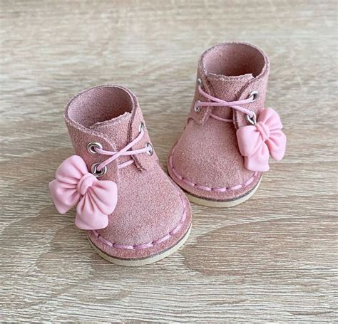 Materiali per creare scarpe in silicone per bambole