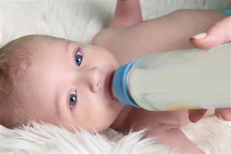 neonato che beve latte materno