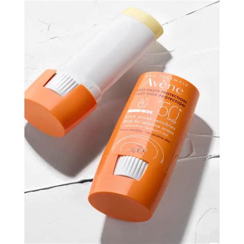 Stick solare Avène SPF 50+ applicato su una zona sensibile del viso