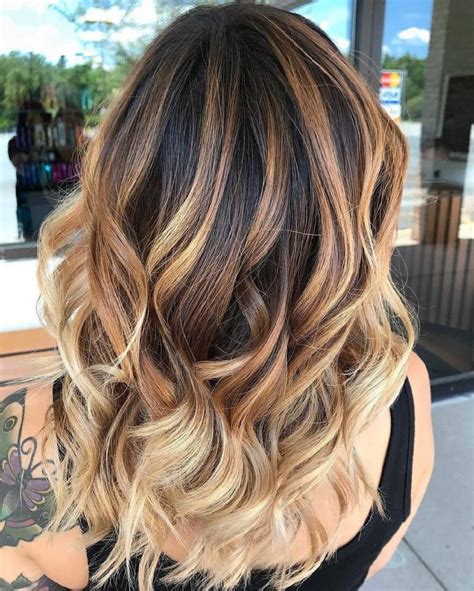 Donna con capelli schiariti dal sole