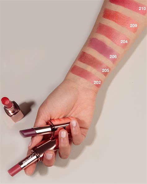 Rossetto Bionike Defence Color Nutri Shine 210 Rouge Framboise applicato sulle labbra