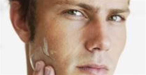 Artista del trucco che modella cera per cicatrici sul viso