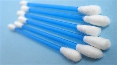 Applicazione di un gel viso con un cotton fioc