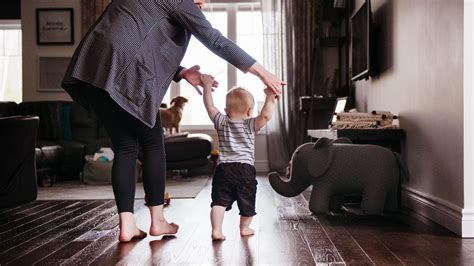 Bambino che impara a contare i carboidrati con l'aiuto di un genitore