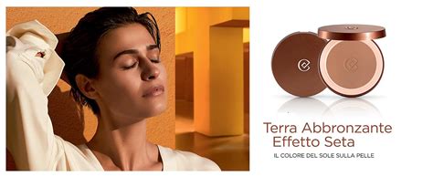 Applicazione della terra abbronzante e del blush