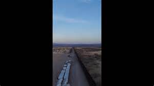 Confine USA-Messico con un muro visibile
