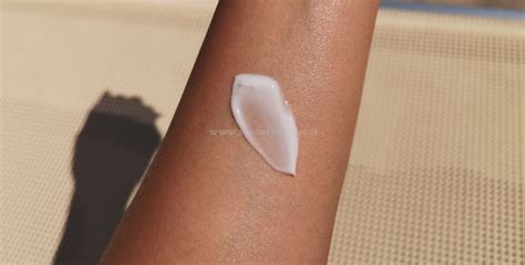 Dettaglio della texture di una crema doposole sulla pelle