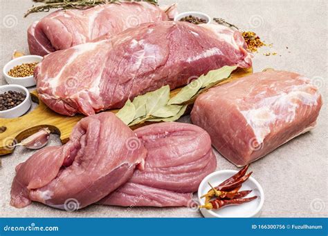 Immagine di carne fresca cruda e di carne disidratata