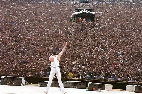 Il palco del Live Aid con i Queen in azione.