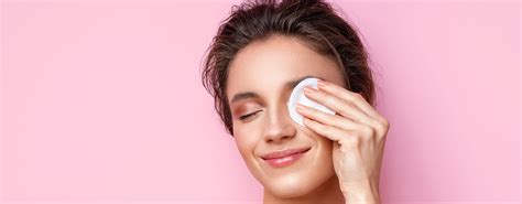 Donna che si strucca gli occhi delicatamente