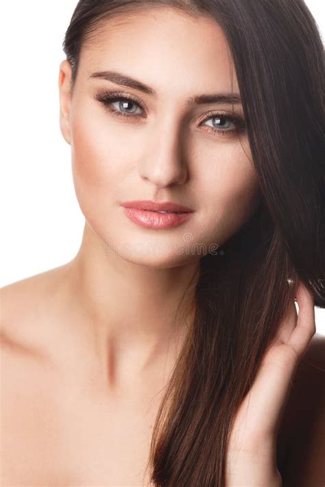 Ritratto di donna con pelle radiosa e ciglia sane