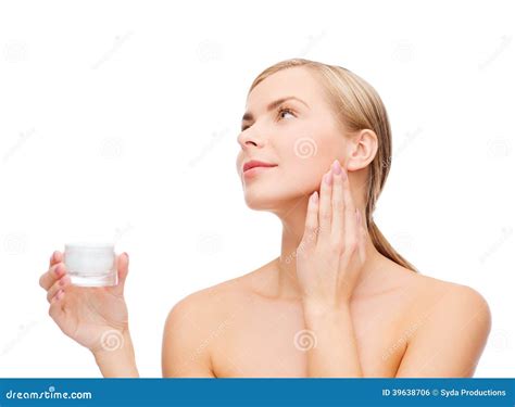 Donna che massaggia crema elasticizzante sulla pelle