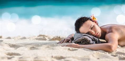 Ragazza che si abbronza in spiaggia