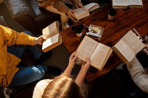 Persone che leggono recensioni online su uno smartphone