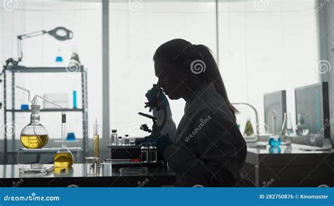 Medico che esamina una slide al microscopio