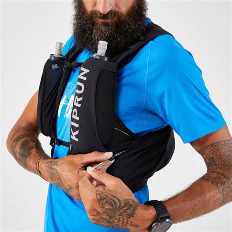 runner che indossa un gilet idrico da trail running