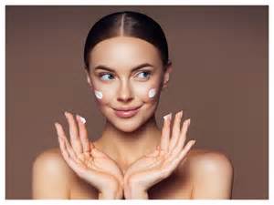 Primo piano di una pelle del viso con un leggero glow satinato