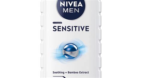 Uomo che si rade con prodotti Nivea Men Sensitive