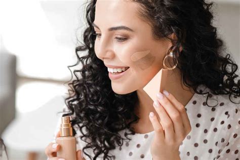 Donna che applica fondotinta Dermablend