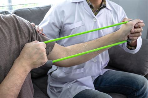 Paziente che esegue esercizi di fisioterapia per il braccio