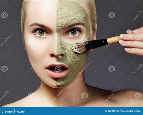 Primo piano di una persona che applica una maschera viso verde